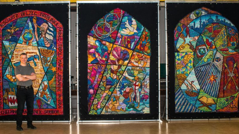 The knitted tapestries