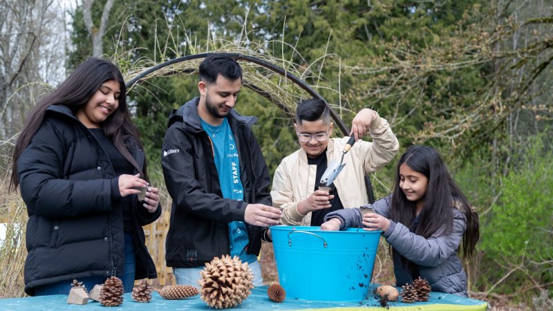 children planting seeds